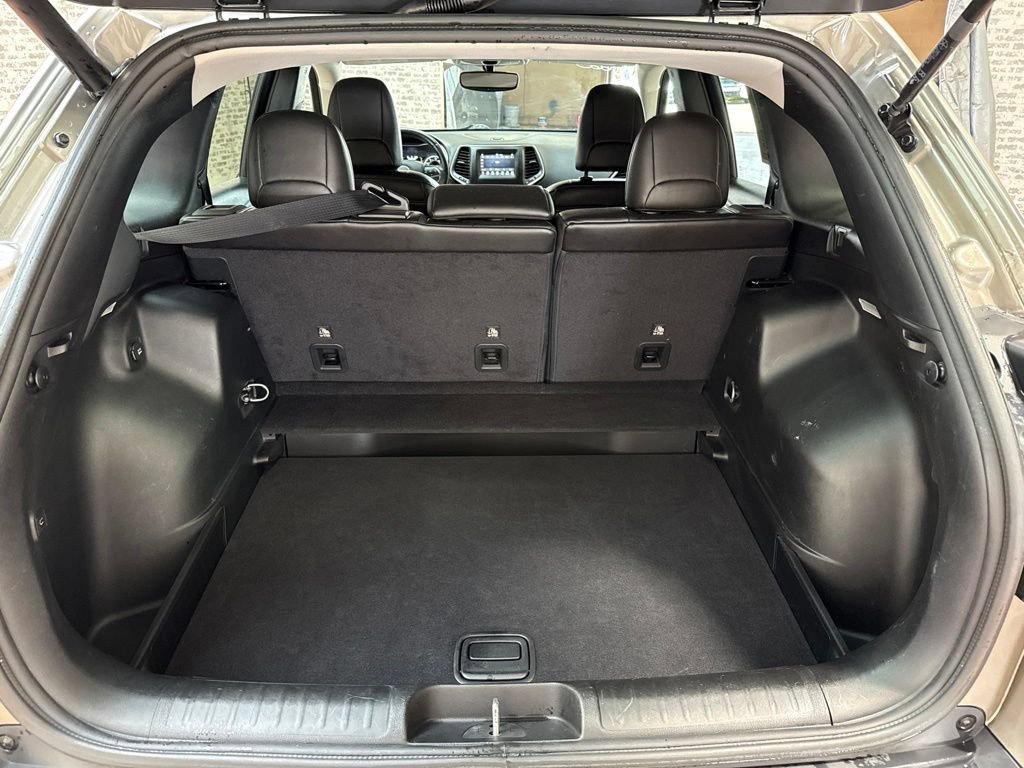 Used 2019 Jeep Cherokee Latitude Plus w/ Comfort/Convenience Group FWD image 13