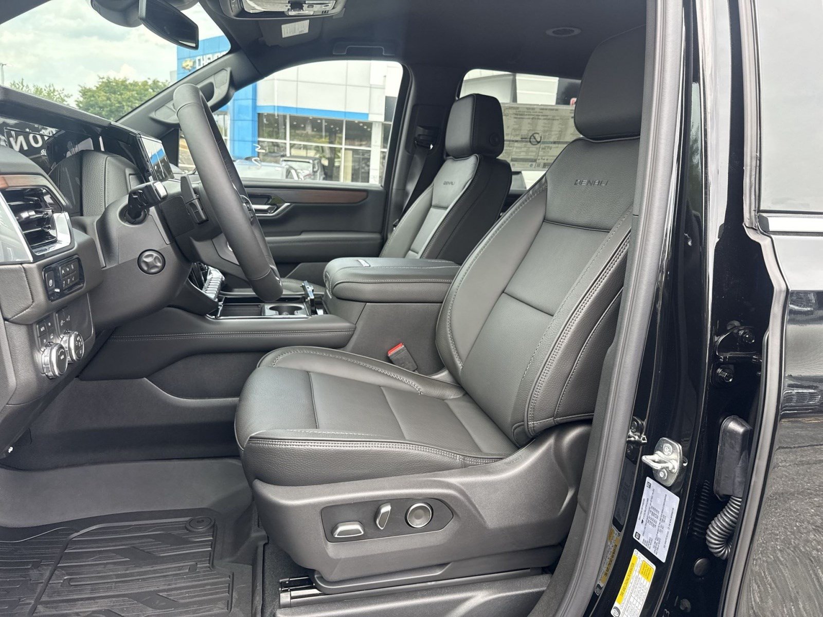 New 2026 GMC Yukon XL Denali w/ LPO, Floor Liner Package AWD/4WD image 10