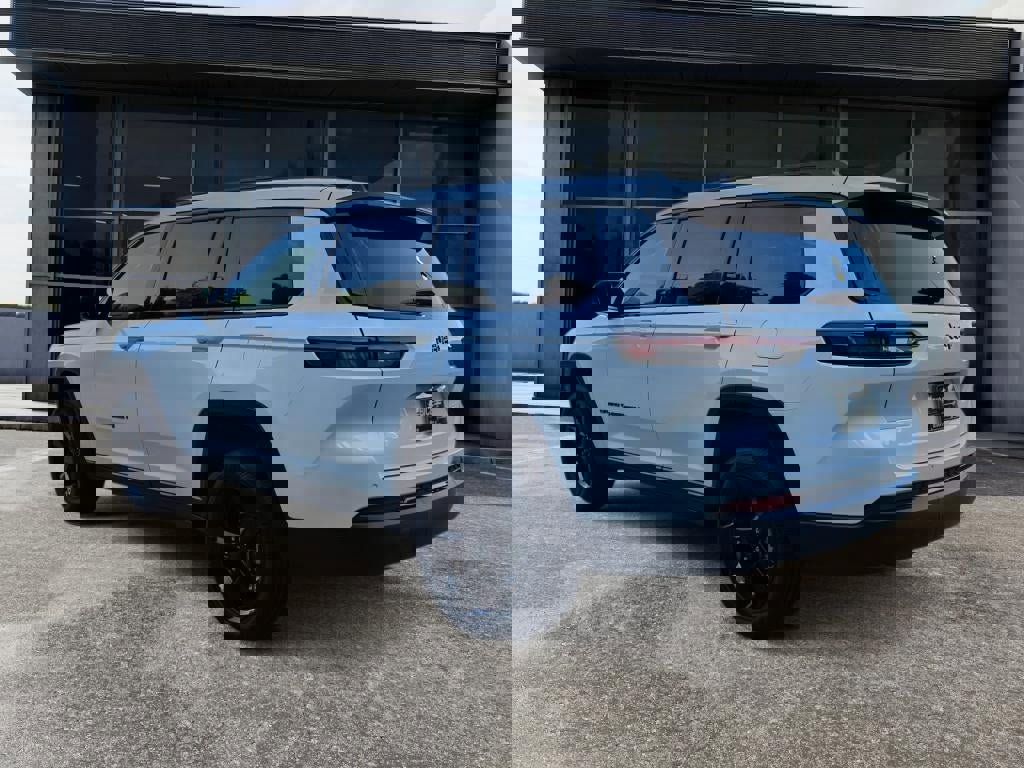 New 2025 Jeep Grand Cherokee L Altitude image 5