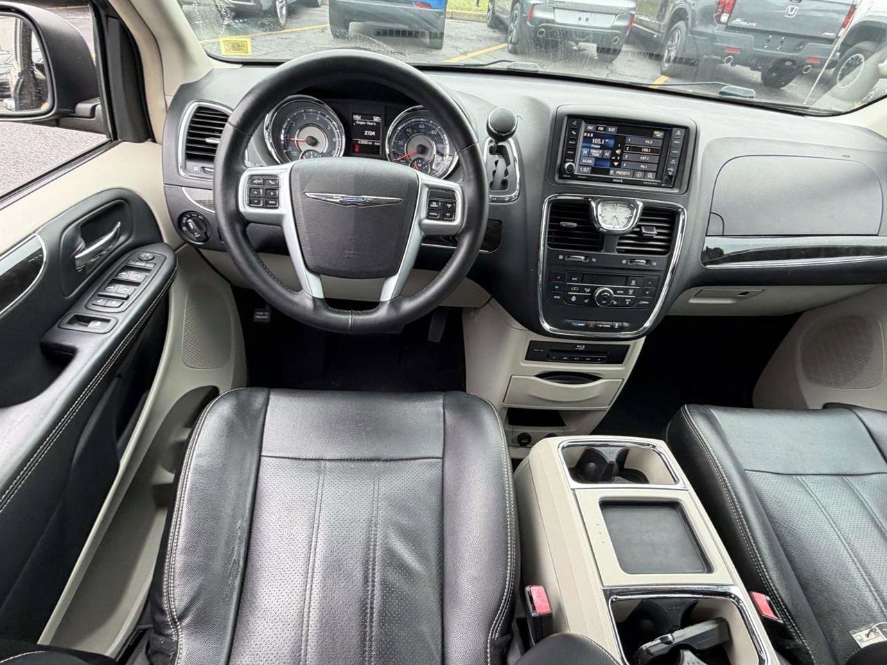 Used 2013 Chrysler Town & Country Touring-L w/ Driver Convenience Group FWD image 13