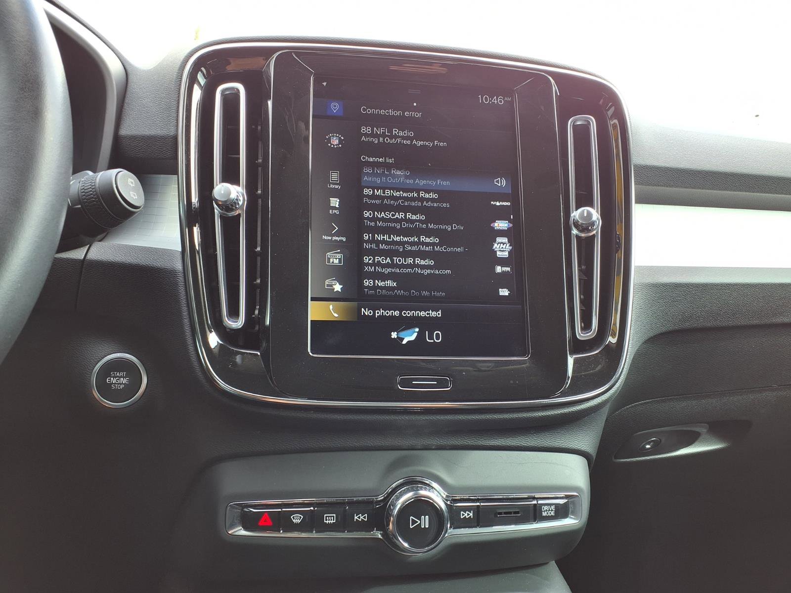 Used 2020 Volvo XC40 T4 Momentum image 25