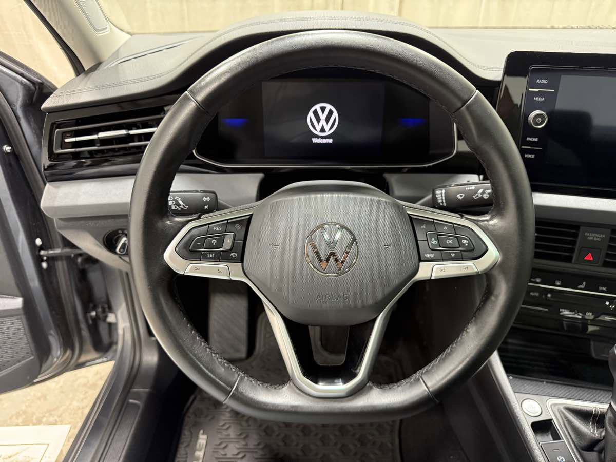 Used 2025 Volkswagen Jetta SE w/ Sunroof Package image 11