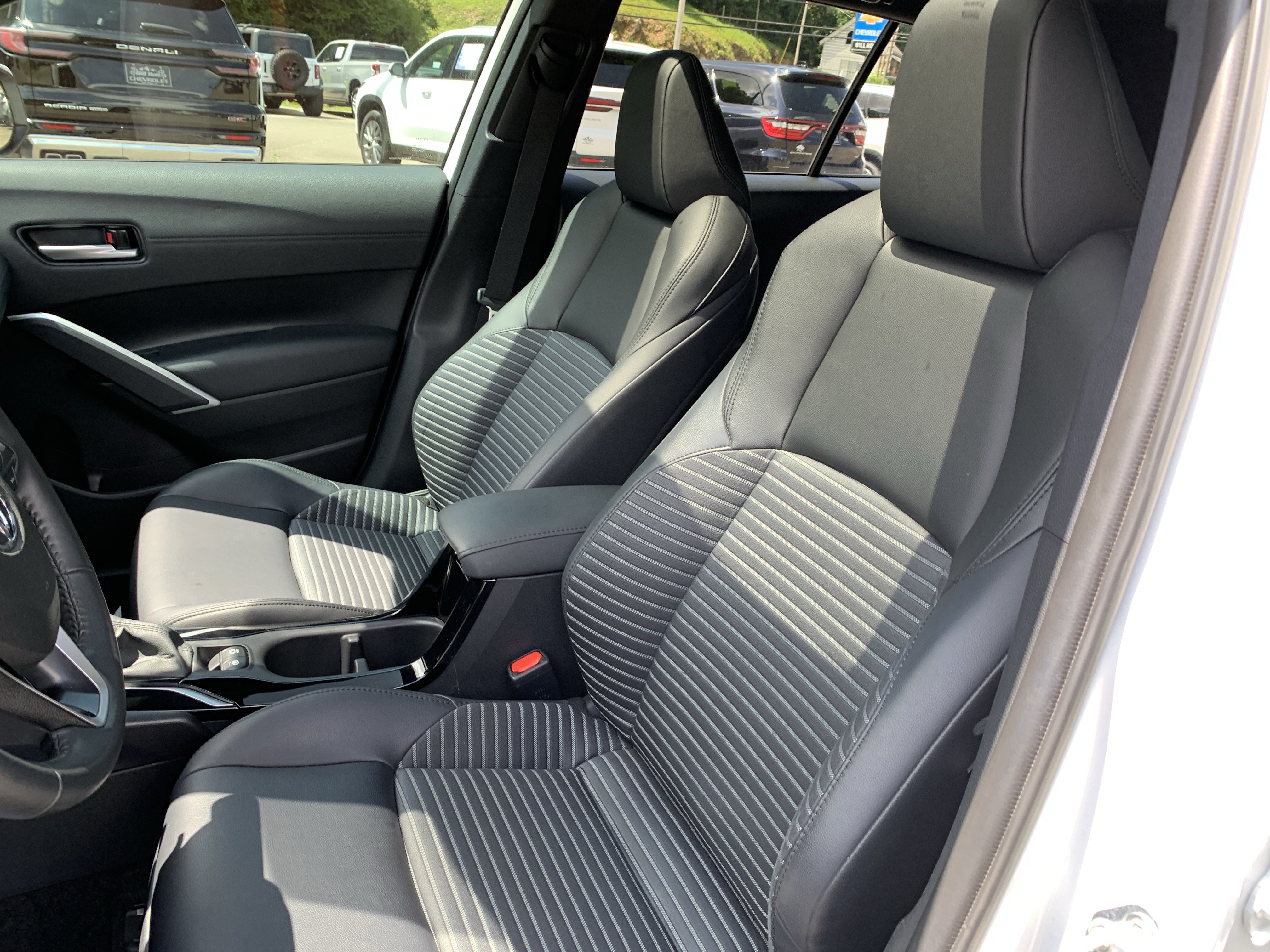 Used 2024 Toyota Corolla Cross AWD Hybrid w/ Convenience Package image 18
