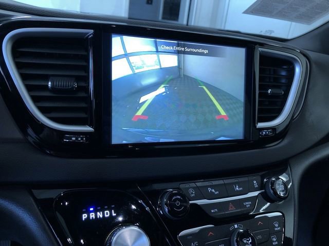 Used 2025 Chrysler Pacifica Select FWD image 28