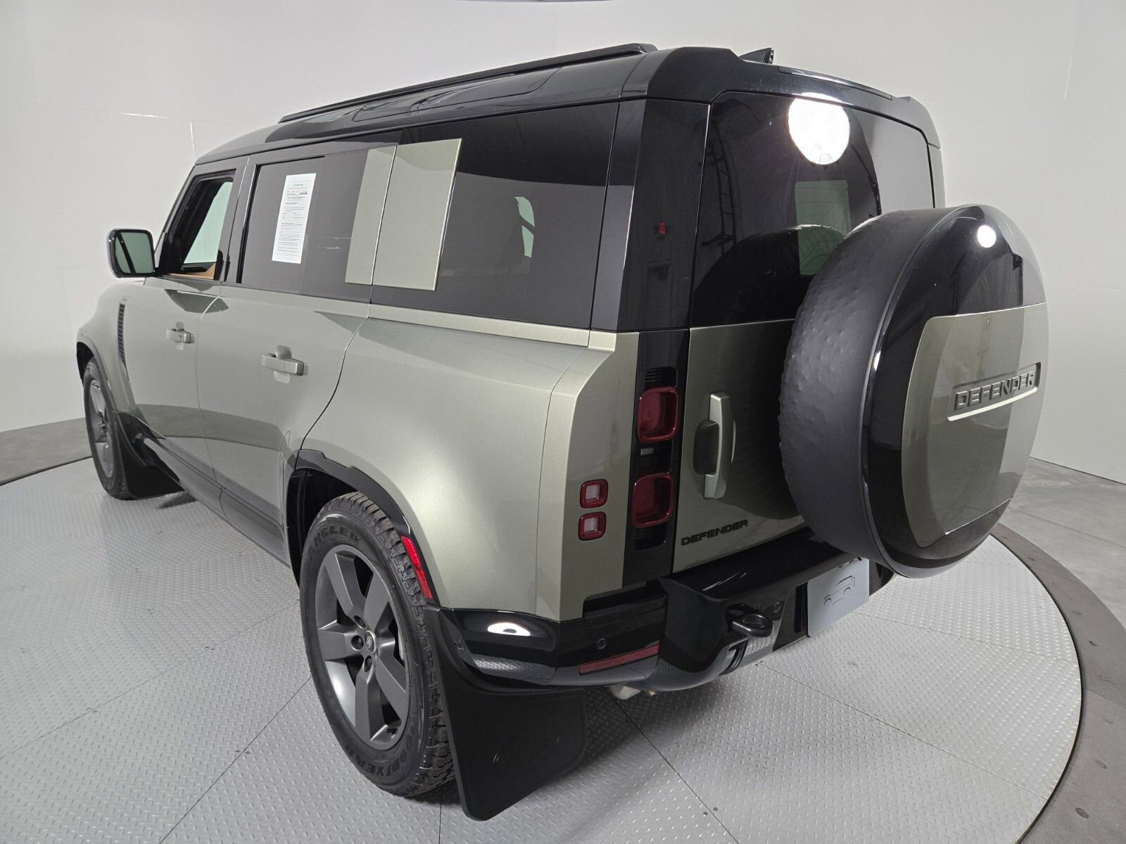 Used 2025 Land Rover Defender 110 X-Dynamic SE image 17