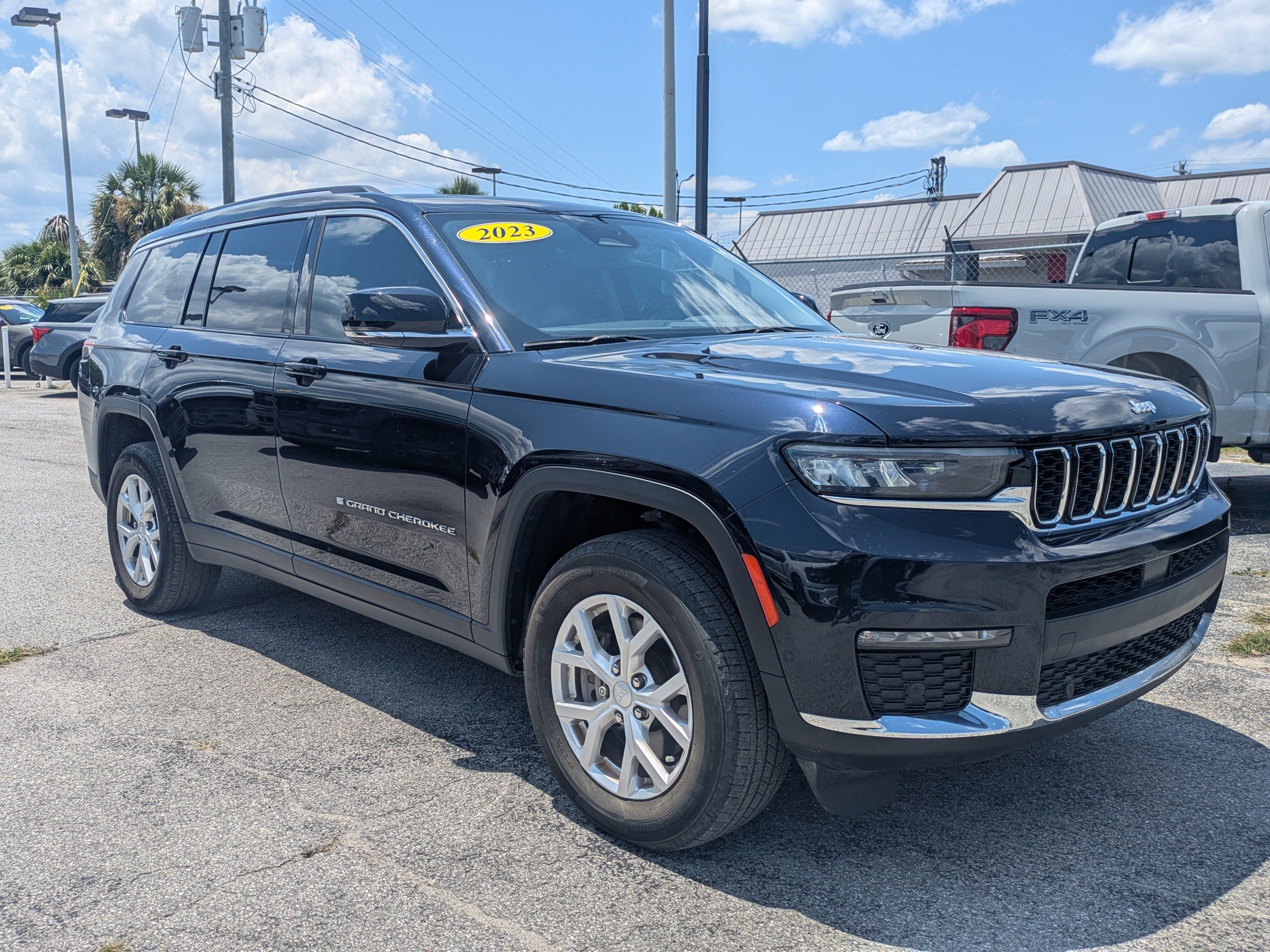 Used 2023 Jeep Grand Cherokee L Limited w/ Luxury Tech Group II AWD/4WD image 2