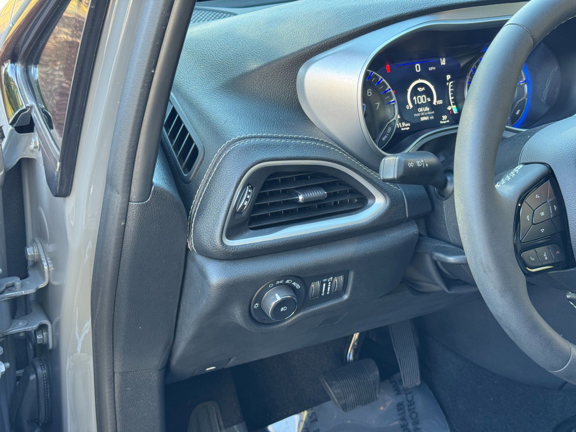 Used 2023 Chrysler Pacifica Touring-L w/ S Appearance Package image 27