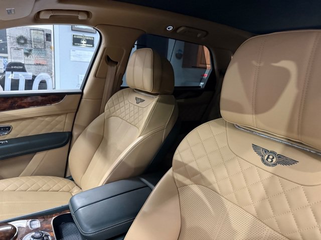 Used 2017 Bentley Bentayga AWD/4WD image 31
