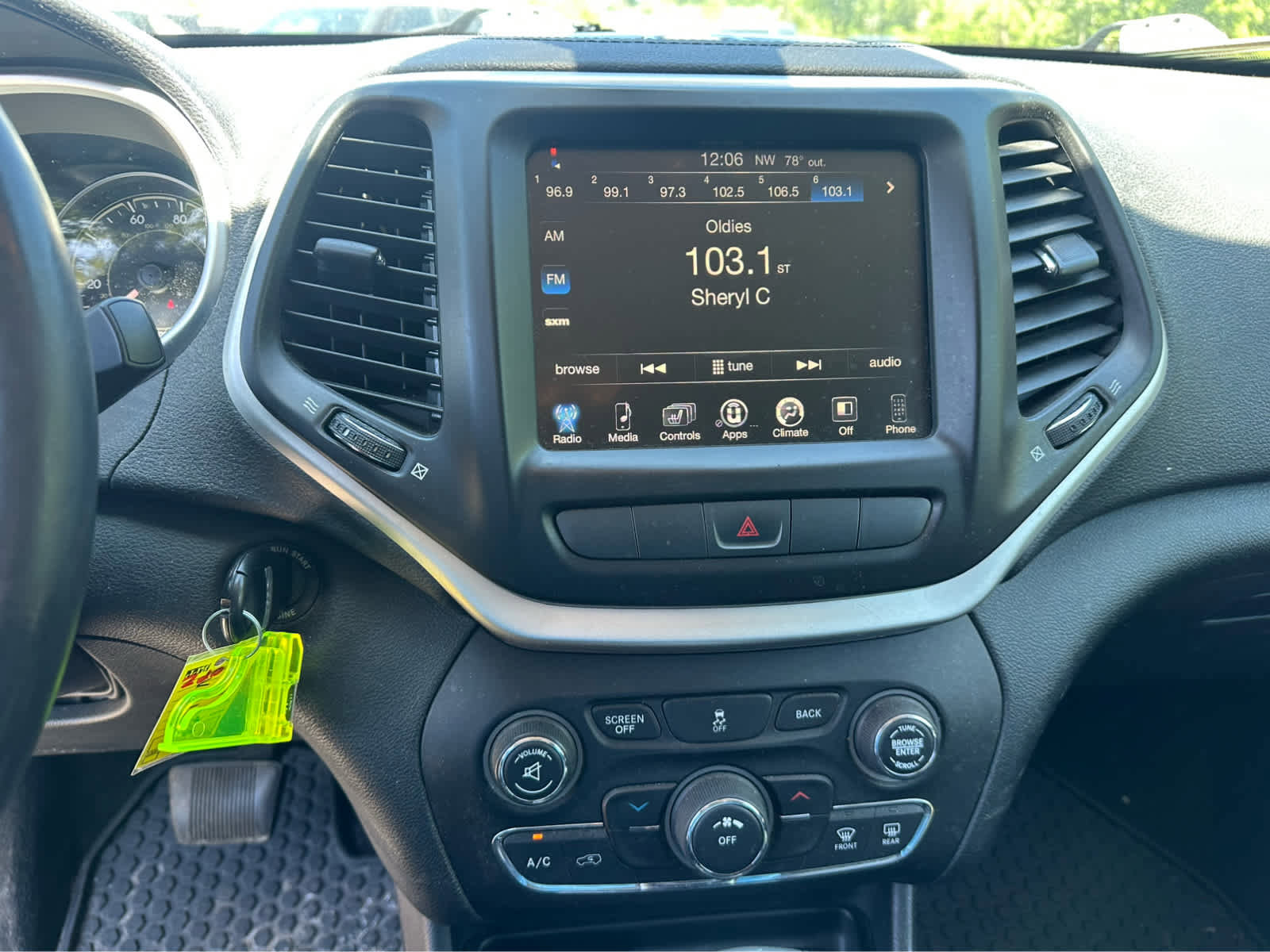Used 2014 Jeep Cherokee Latitude w/ Cold Weather Group AWD/4WD image 12