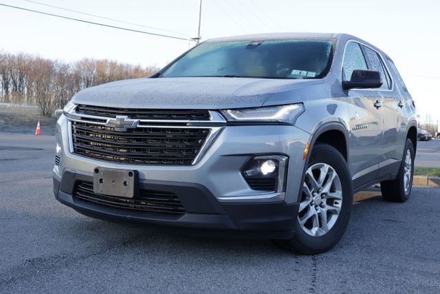 Used 2023 Chevrolet Traverse LS image 2