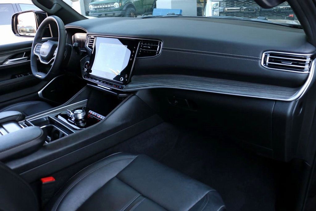 Used 2024 Jeep Wagoneer L Series II image 33