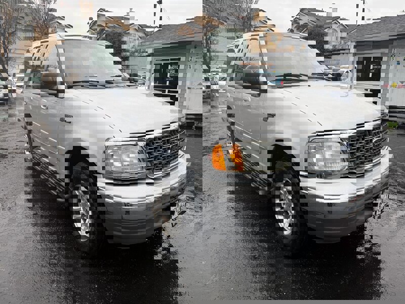Used 2002 Ford Expedition XLT image 3