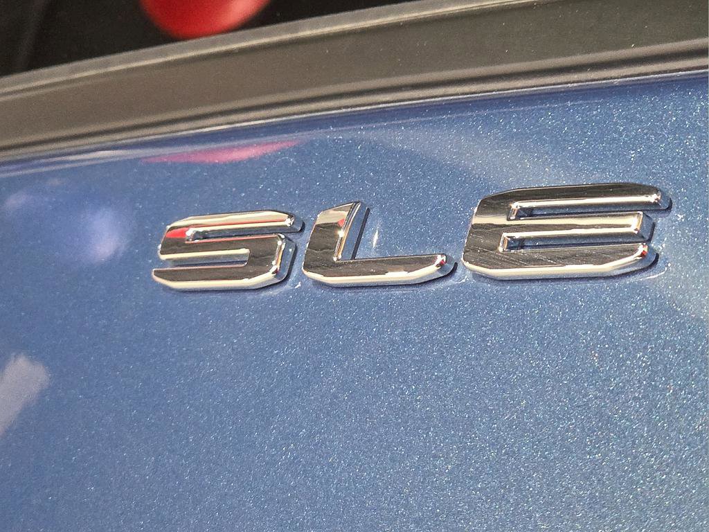 Used 2024 GMC Terrain SLE w/ Driver Convenience Package image 11