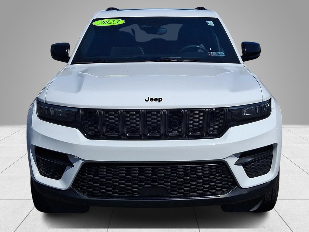 Used 2023 Jeep Grand Cherokee Altitude AWD/4WD image 3