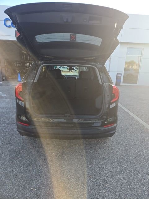 Used 2023 GMC Terrain SLE w/ Driver Convenience Package image 16