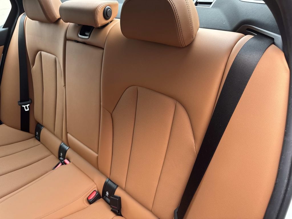 Used 2024 BMW 330i xDrive Sedan w/ Premium Package AWD/4WD image 13