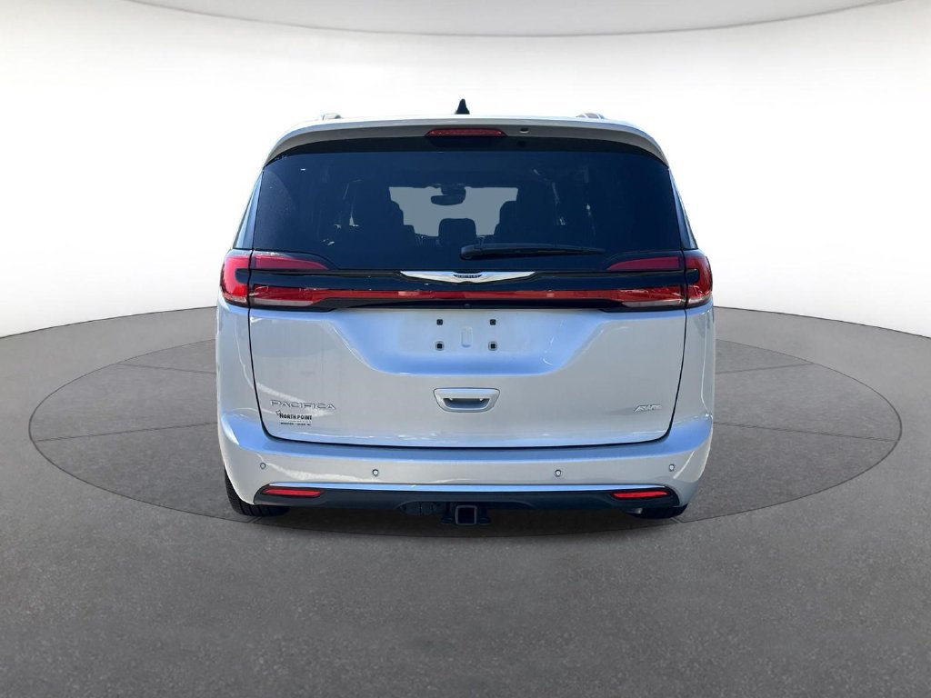 Used 2024 Chrysler Pacifica Pinnacle w/ Trailer Tow Group AWD/4WD image 4