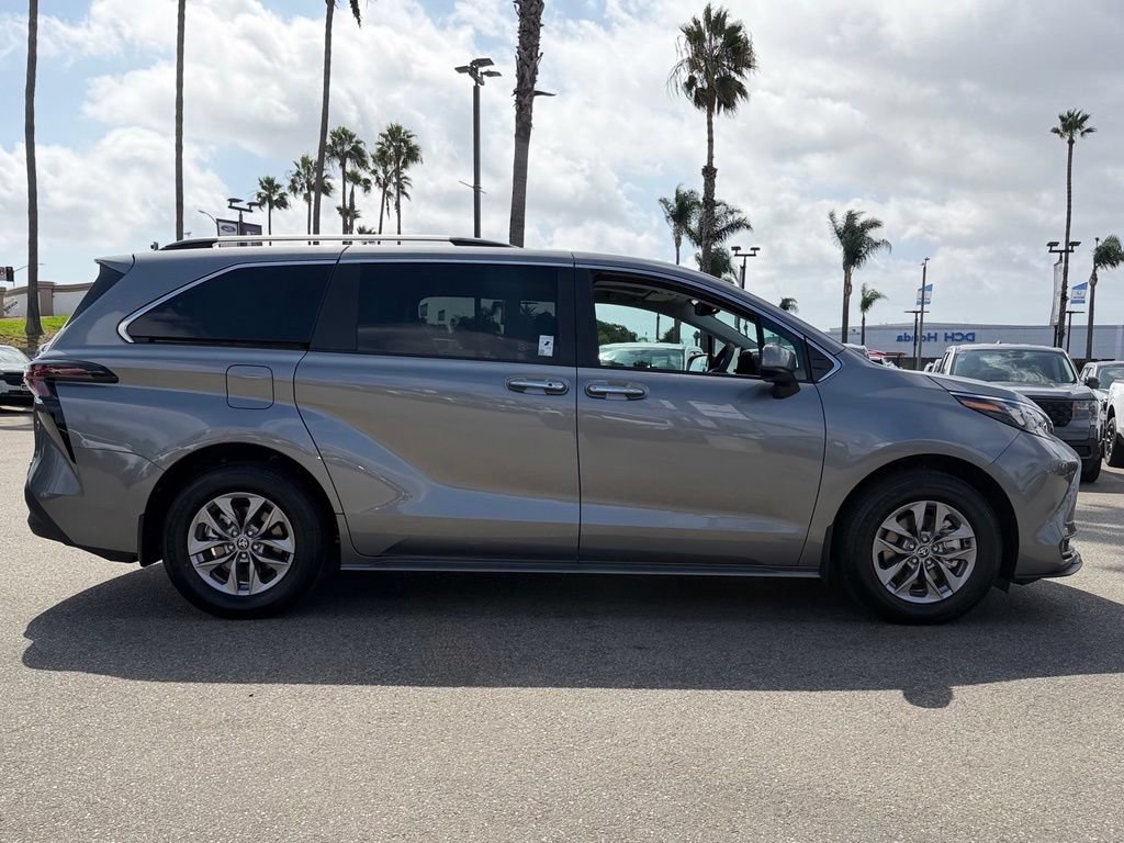 Used 2026 Toyota Sienna XLE FWD image 9