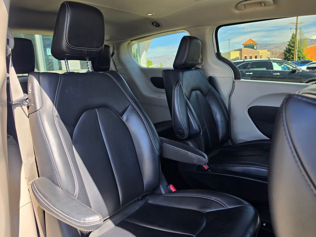Used 2023 Chrysler Pacifica Touring-L image 17