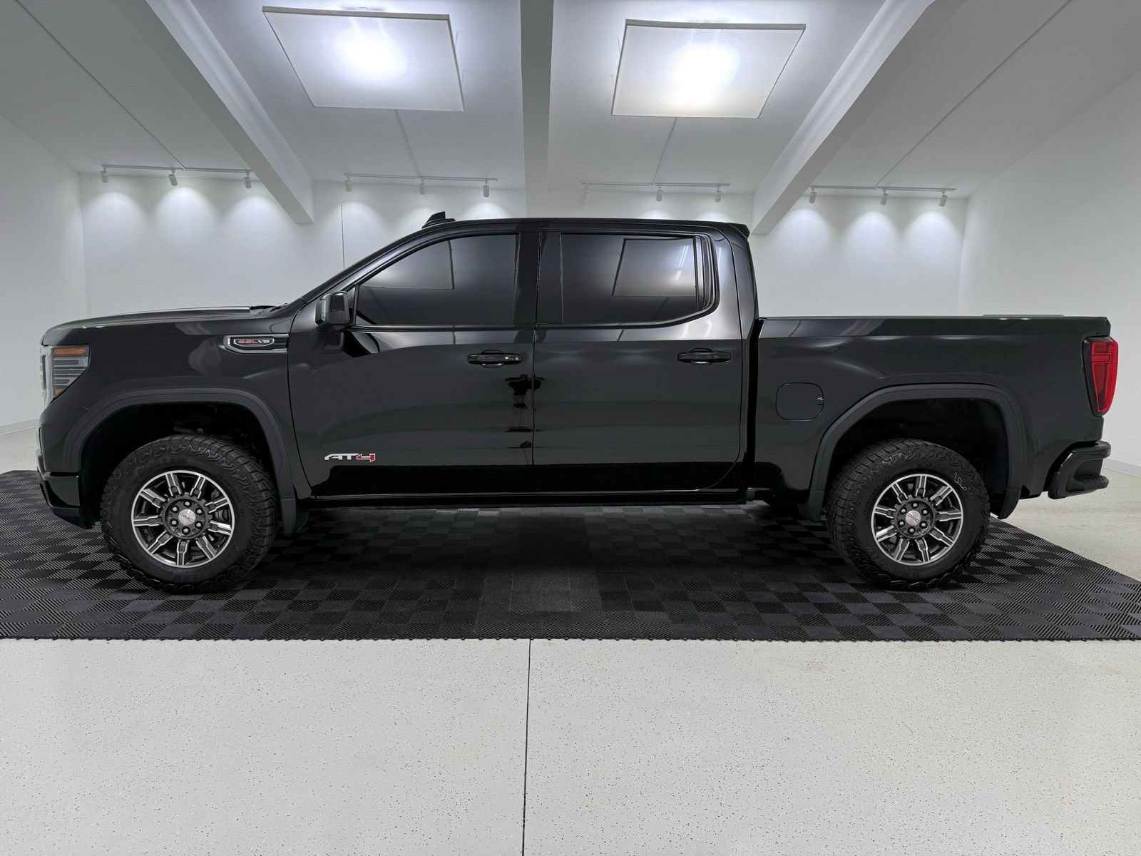 Used 2025 GMC Sierra 1500 AT4 AWD/4WD image 4