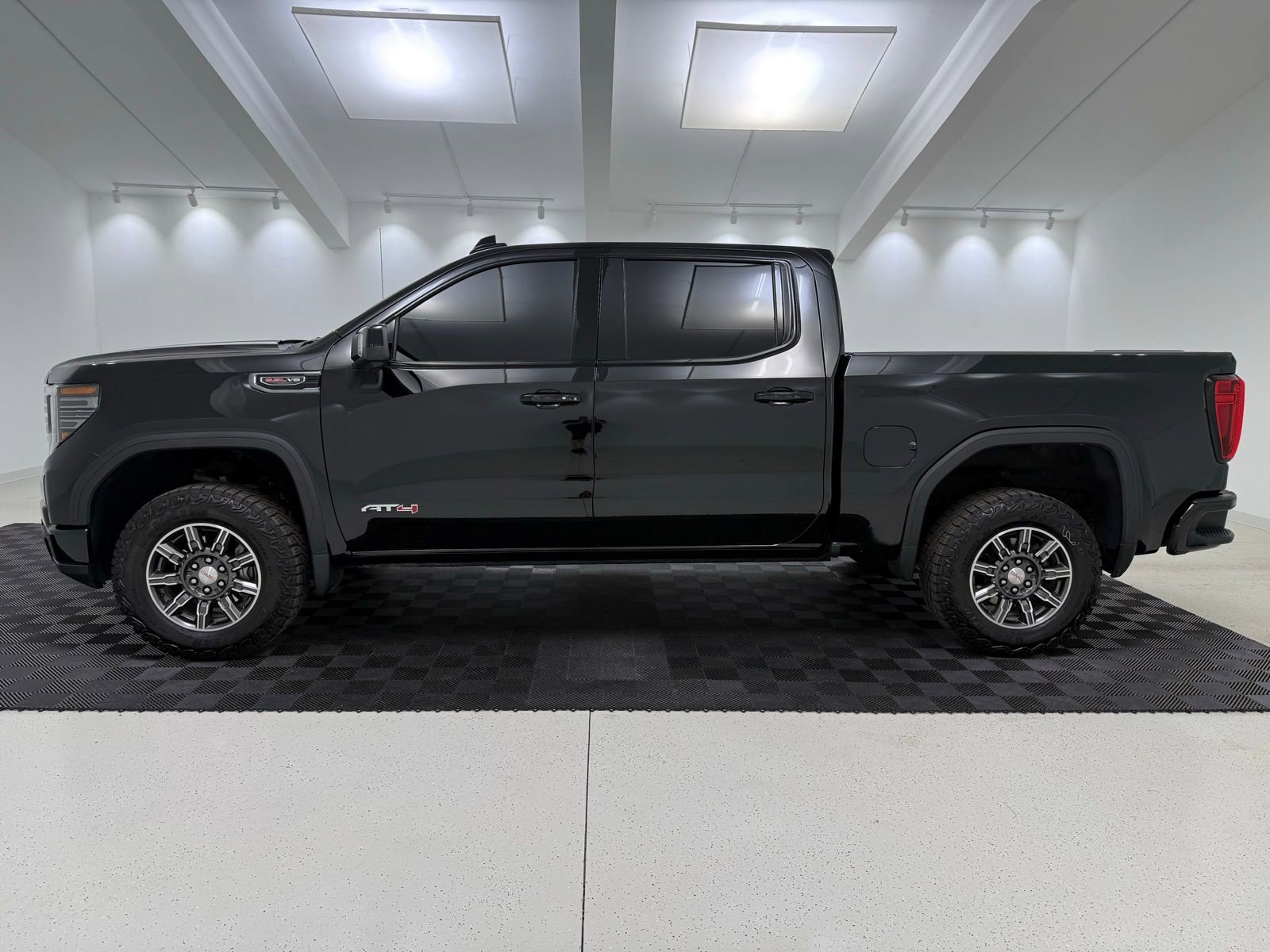 Used 2025 GMC Sierra 1500 AT4 image 4