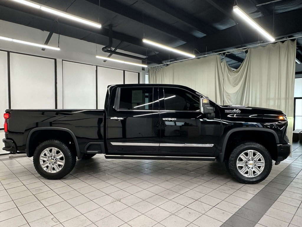 Used 2024 Chevrolet Silverado 2500 High Country AWD/4WD image 3