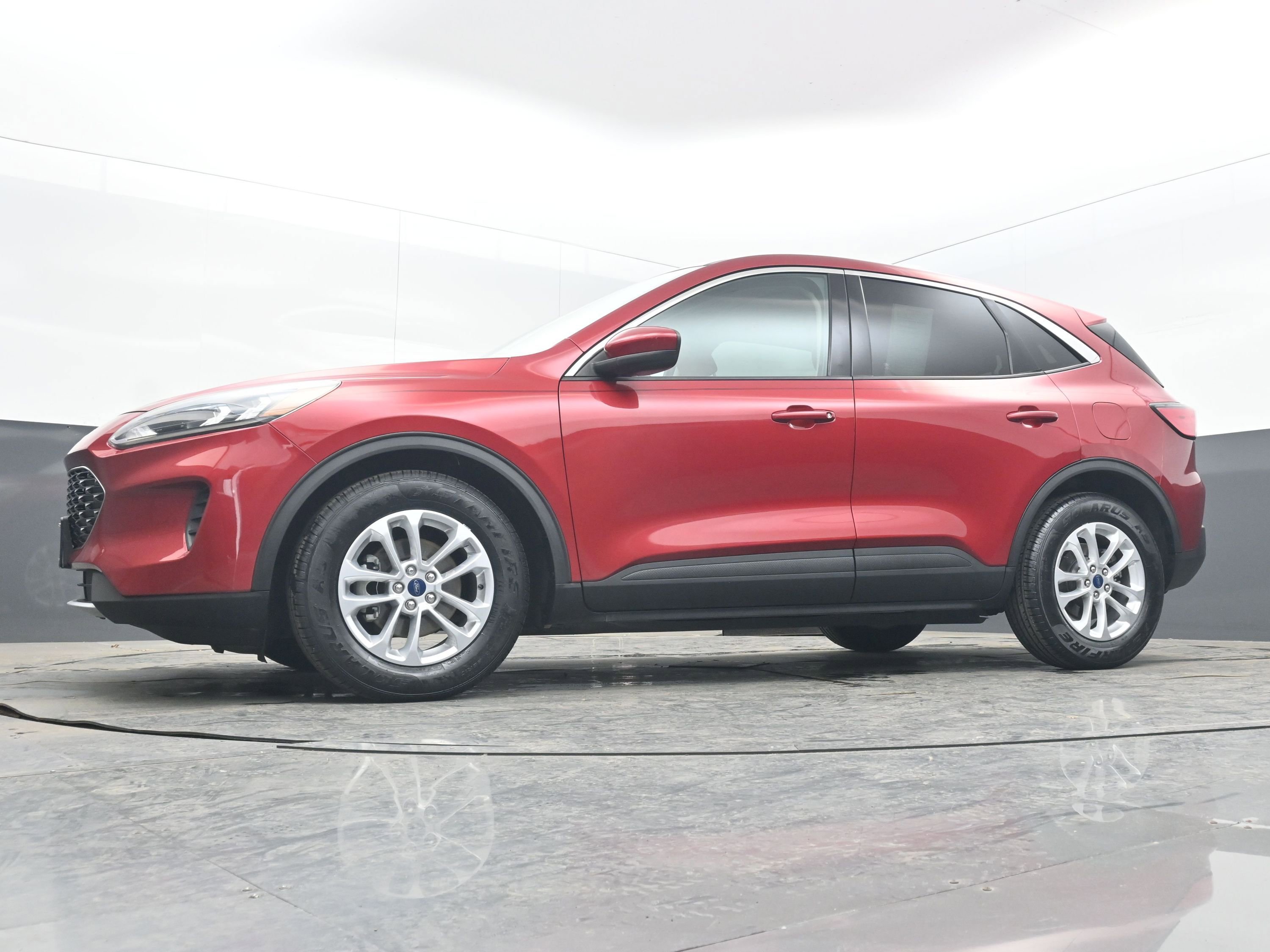 Used 2020 Ford Escape SE image 25