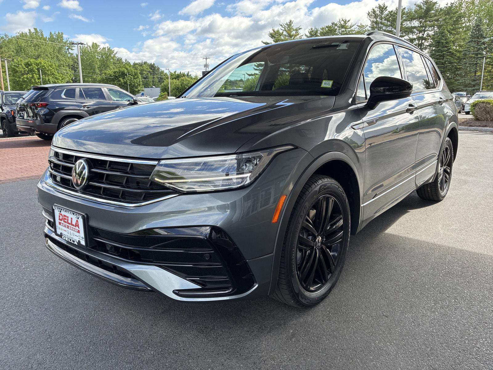 Used 2022 Volkswagen Tiguan SE R-Line AWD/4WD image 3