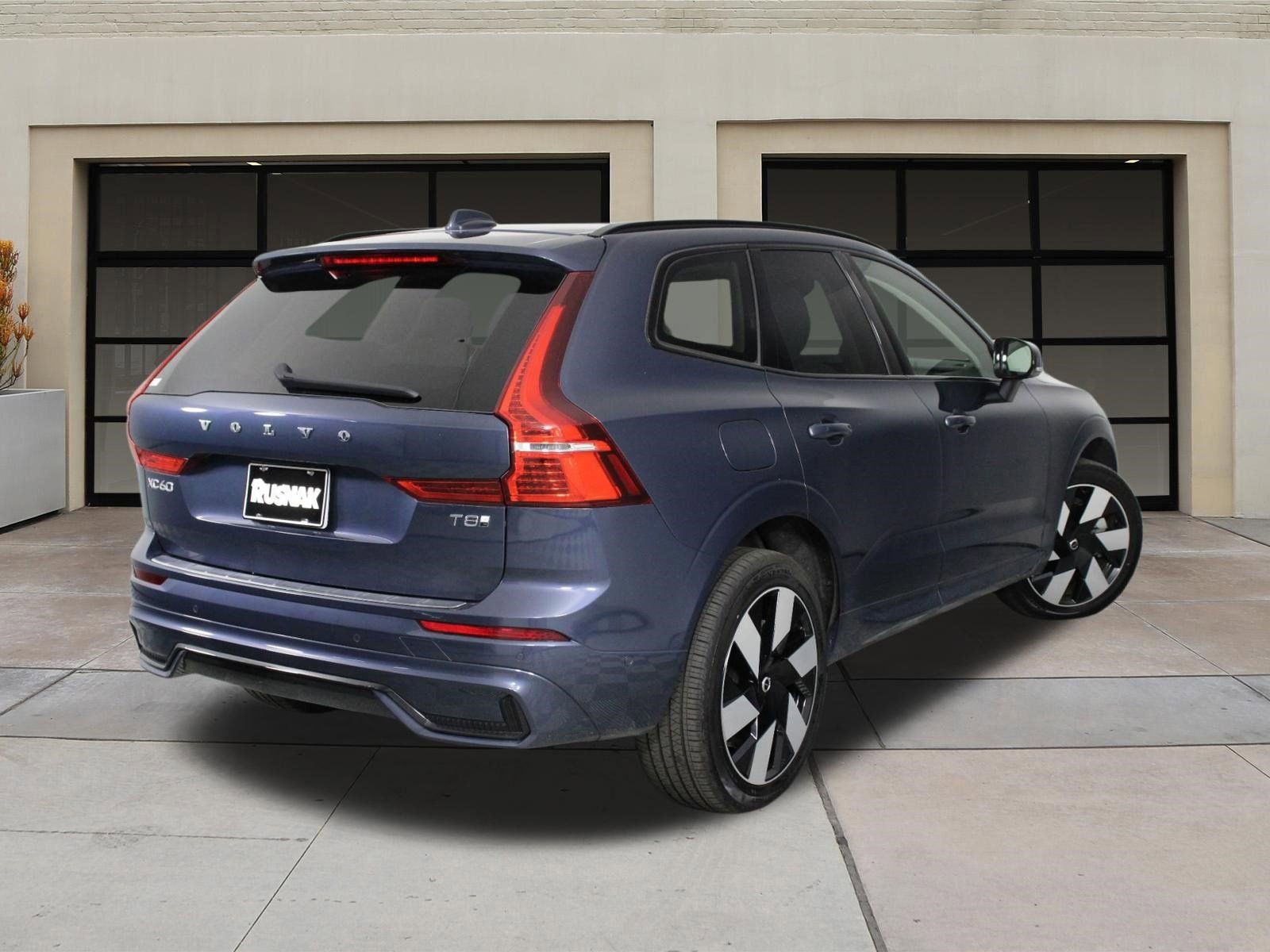 Certified 2025 Volvo XC60 T8 Plus w/ Protection Package Premier image 4
