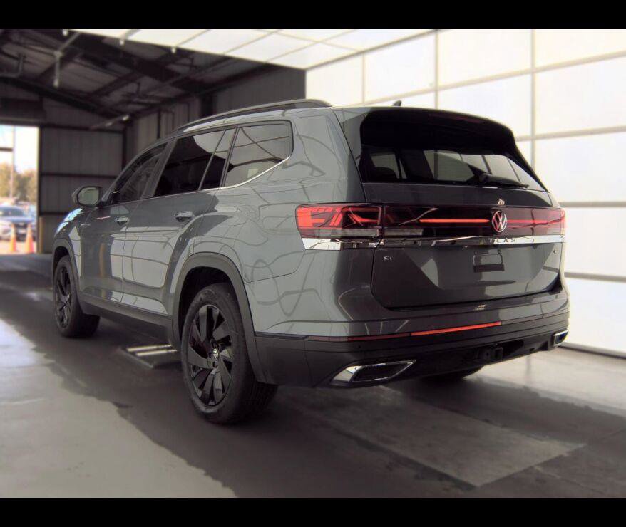 Used 2025 Volkswagen Atlas SE AWD/4WD image 11