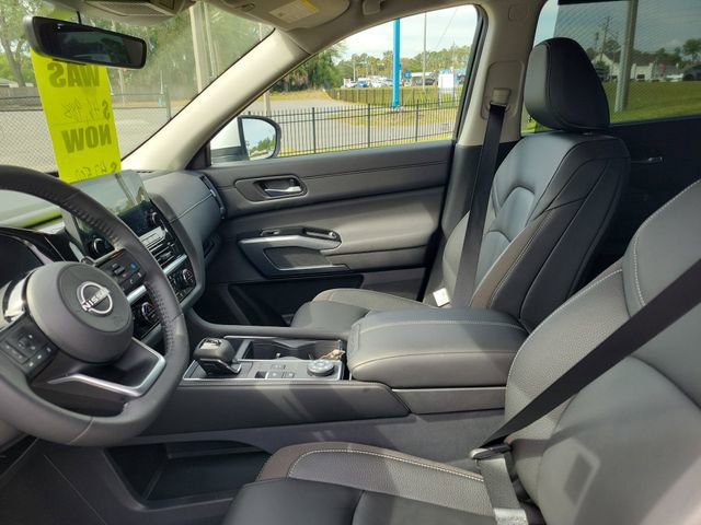 Used 2025 Nissan Pathfinder SL AWD/4WD image 13