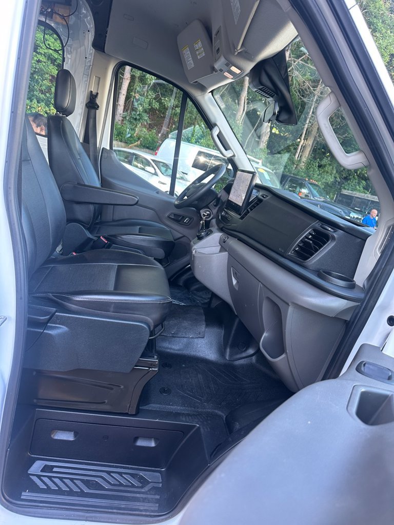 Used 2023 Ford E-Transit Medium Roof RWD image 33
