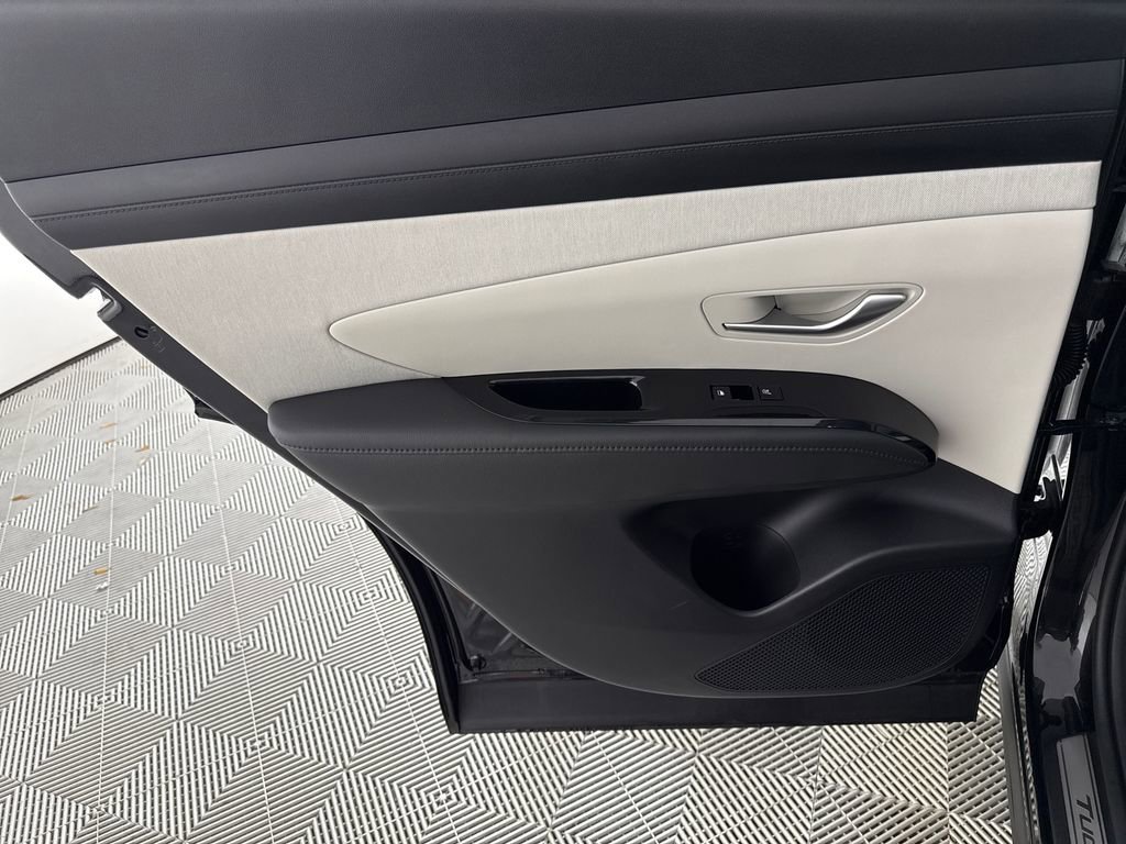 Used 2025 Hyundai Tucson Limited FWD image 14