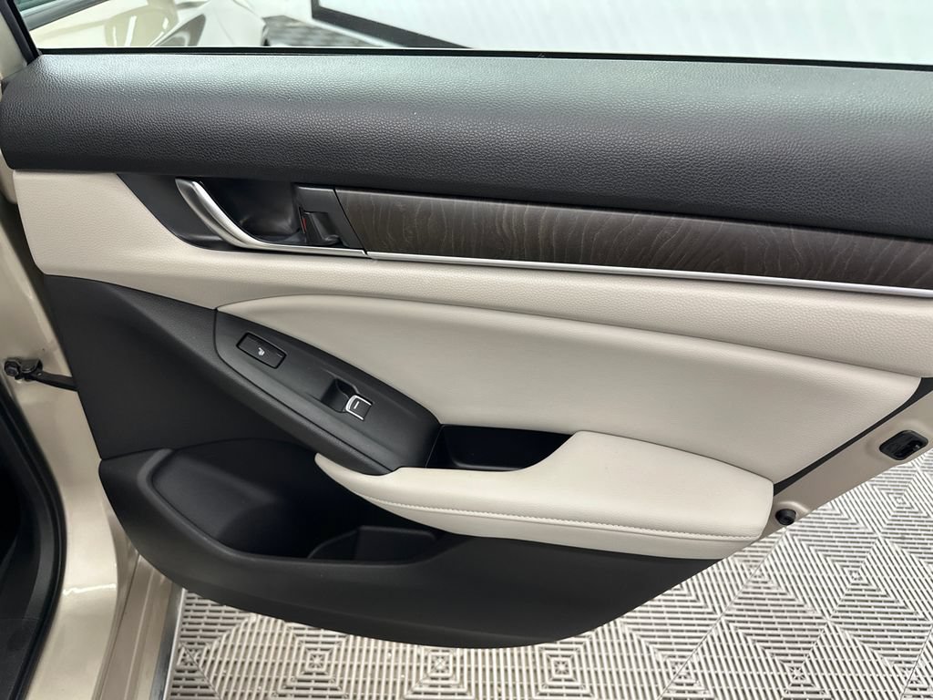 Used 2018 Honda Accord Touring image 18