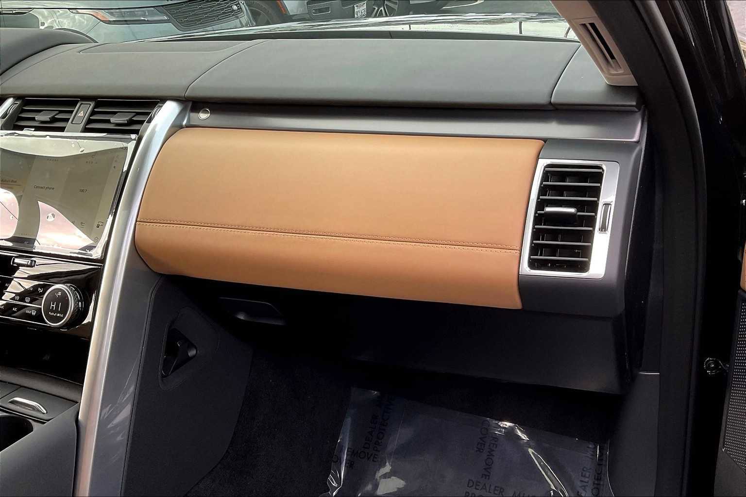 New 2025 Land Rover Discovery Metropolitan Edition image 28