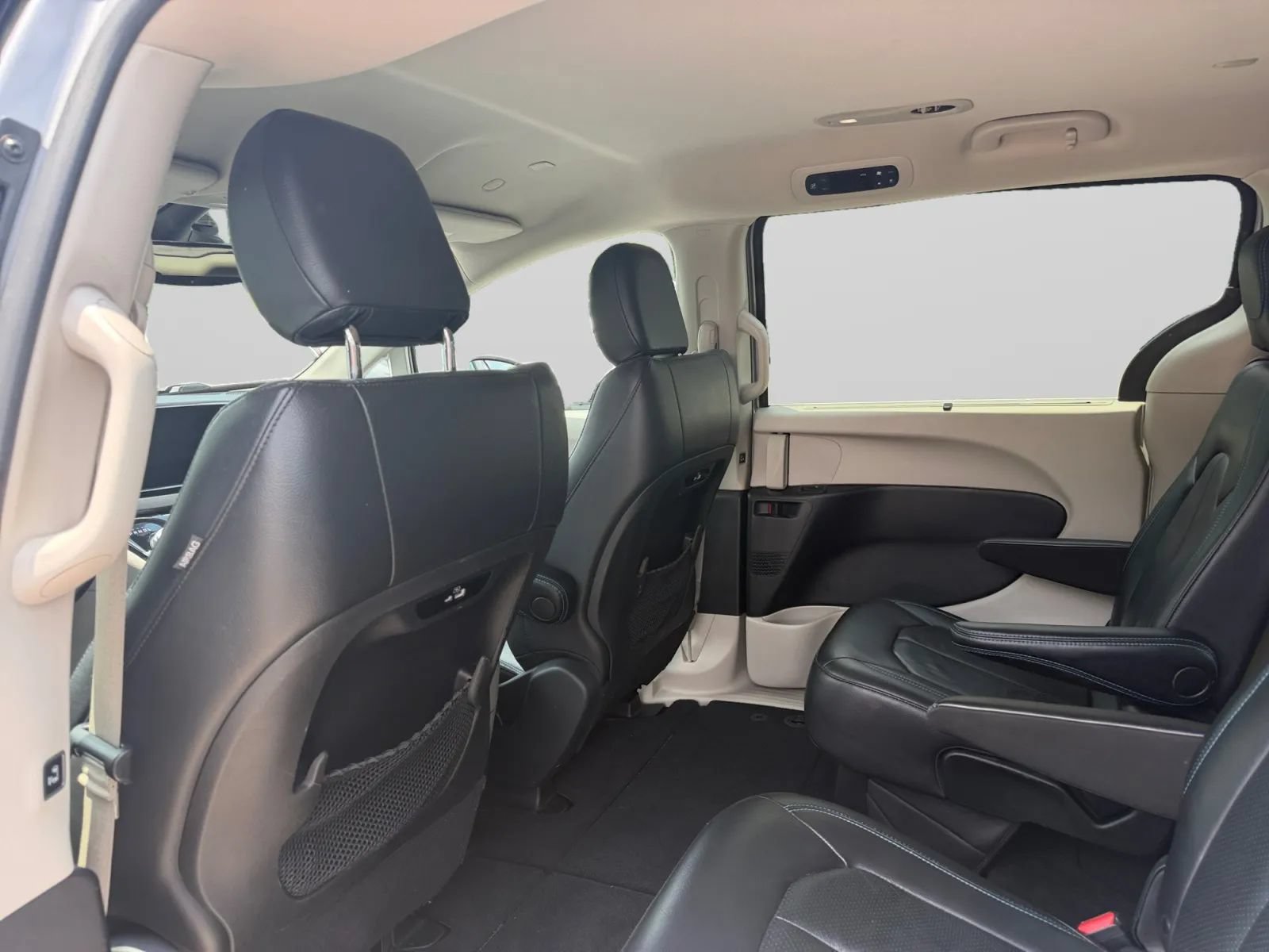 Used 2021 Chrysler Pacifica Touring-L FWD image 25