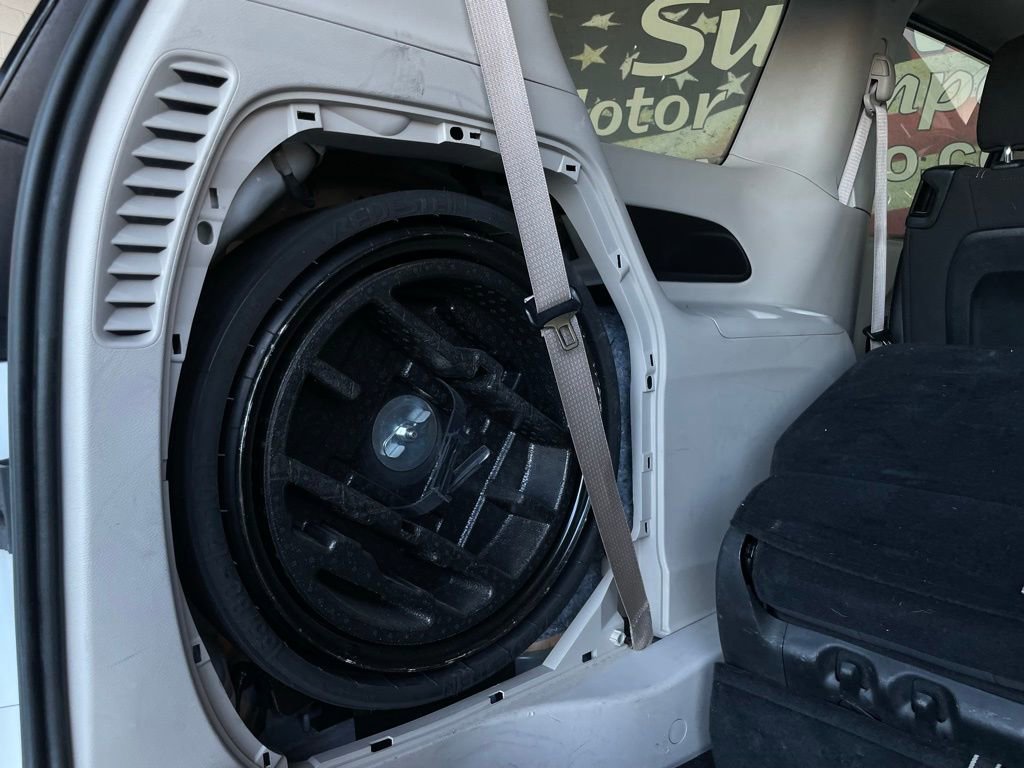 Used 2022 Chrysler Voyager LX image 17