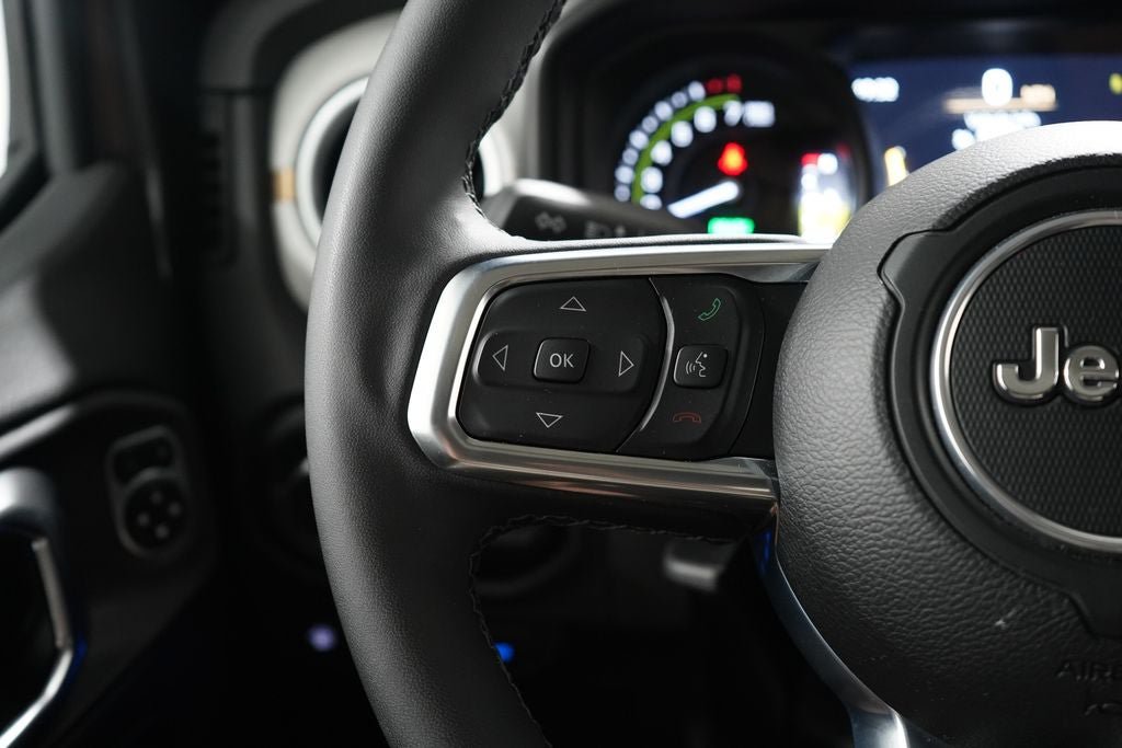 Used 2025 Jeep Wrangler Unlimited Sahara AWD/4WD image 11