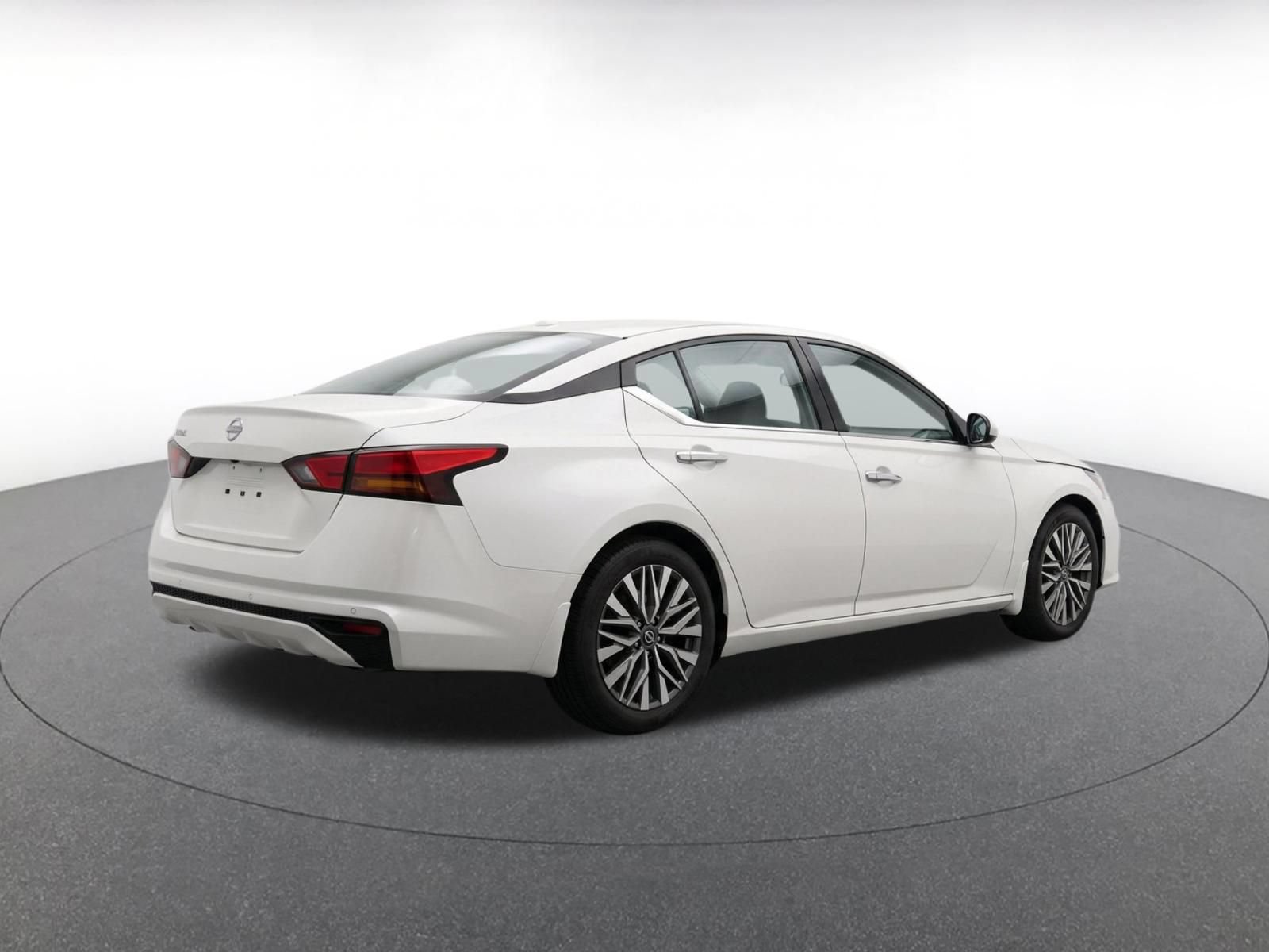 Used 2025 Nissan Altima 2.5 SV FWD image 8