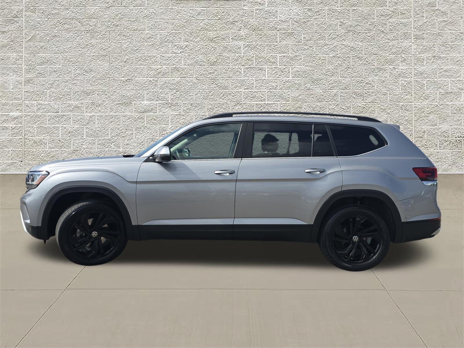 Certified 2023 Volkswagen Atlas SE w/ Black Wheel Package AWD/4WD image 4