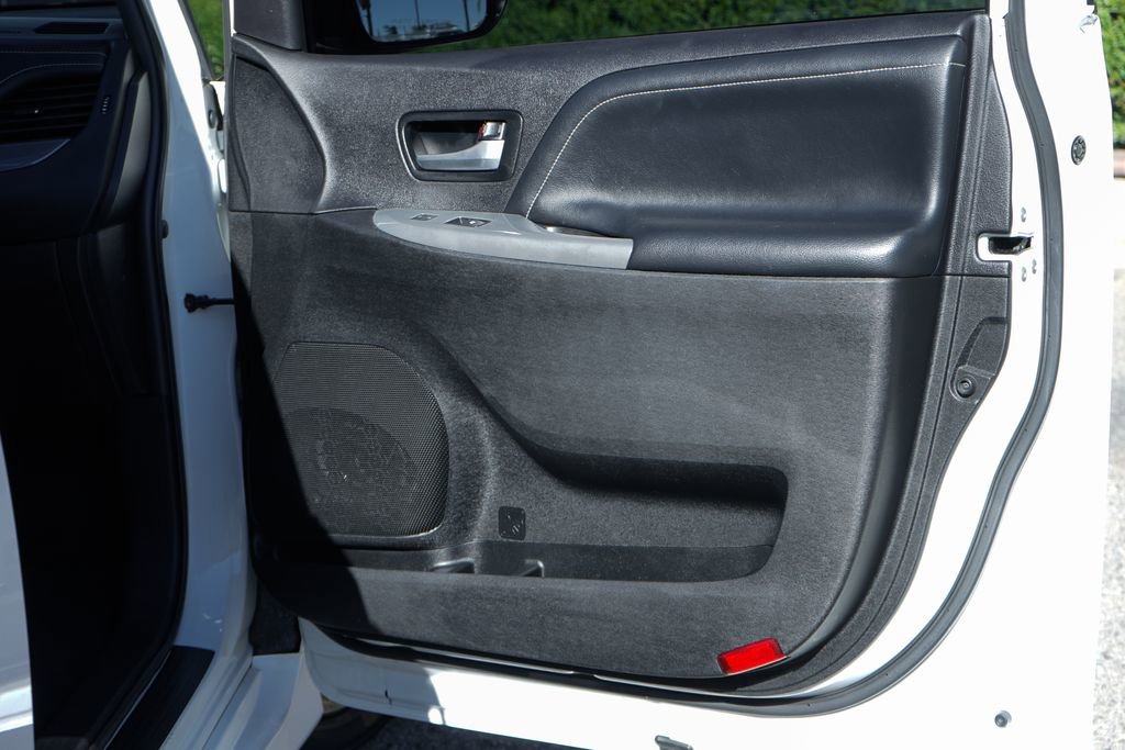 Used 2016 Toyota Sienna SE image 36