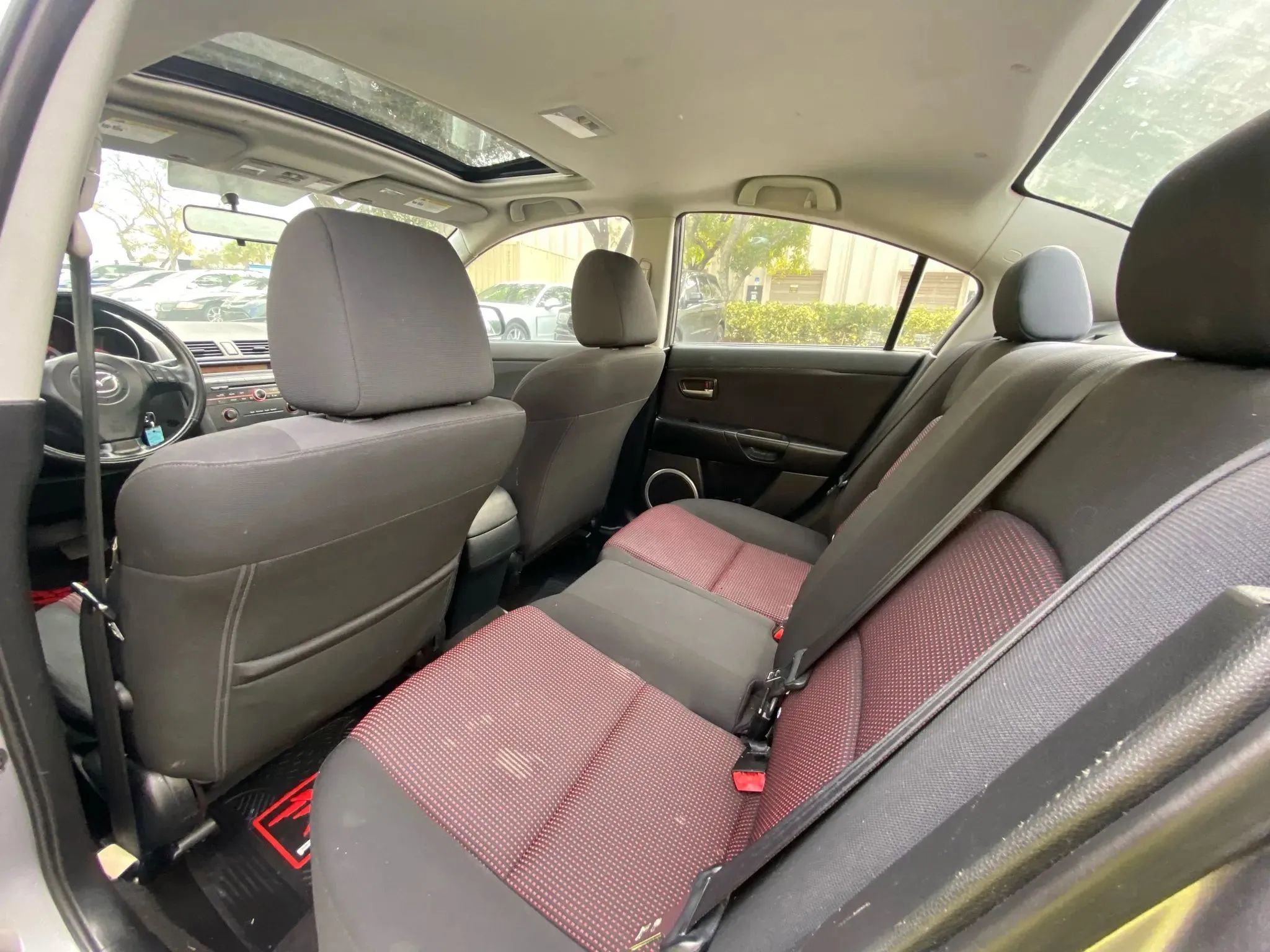 Used 2005 MAZDA MAZDA3 s w/ Moonroof & 6-CD Pkg image 18