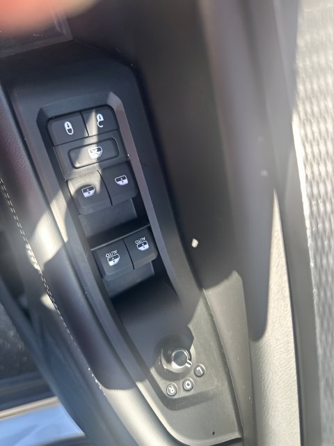 Used 2025 Jeep Grand Cherokee Altitude AWD/4WD image 6