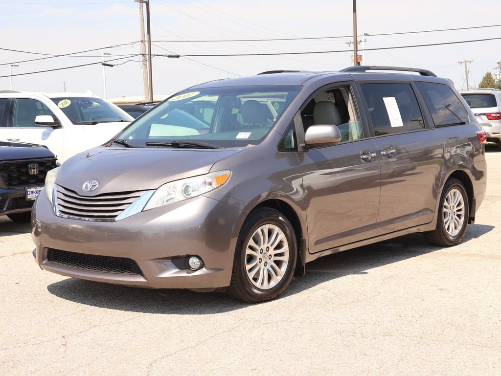 Used 2017 Toyota Sienna XLE FWD image 3