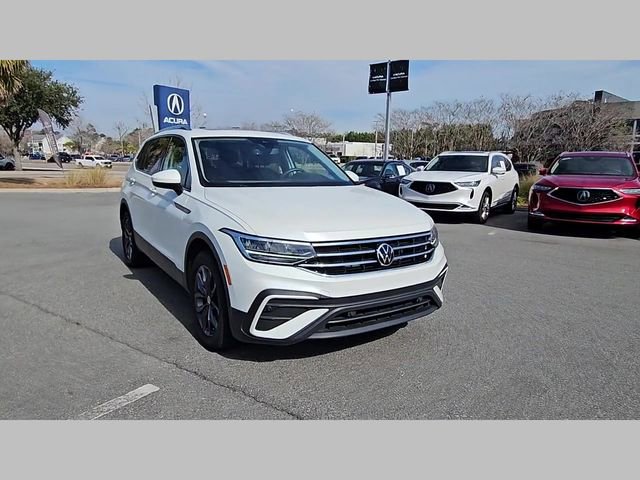 Used 2023 Volkswagen Tiguan SE w/ Panoramic Sunroof Package FWD image 32