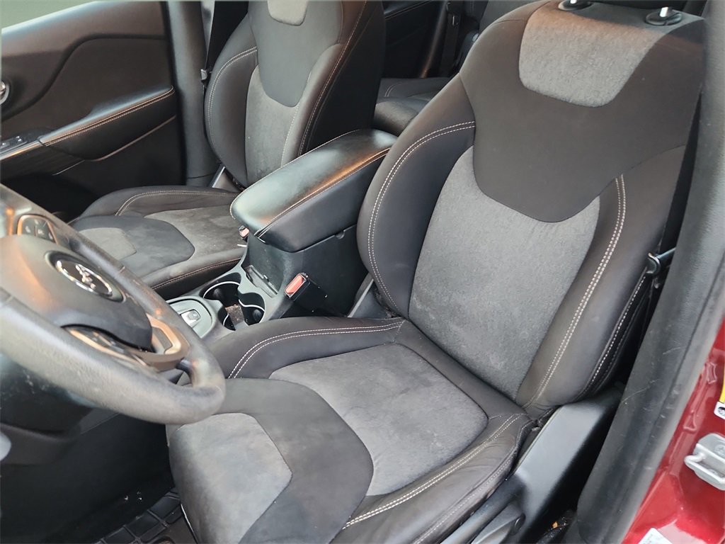 Used 2015 Jeep Cherokee Sport image 16