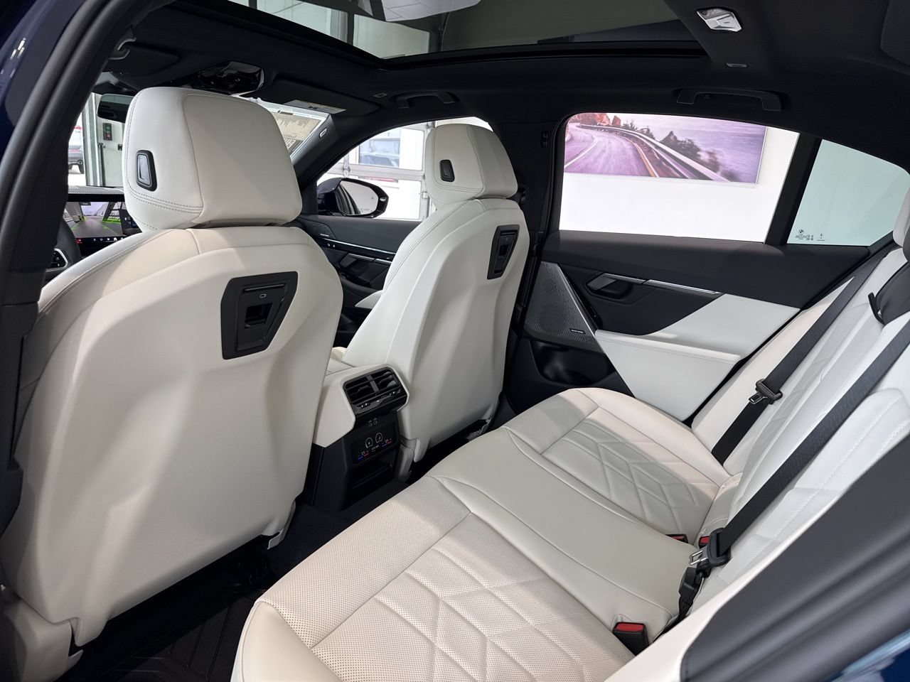 New 2026 BMW 550e xDrive AWD/4WD image 43
