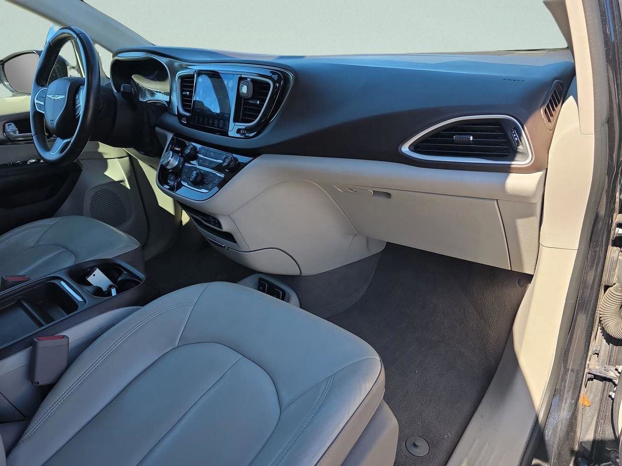 Used 2017 Chrysler Pacifica Touring-L image 8