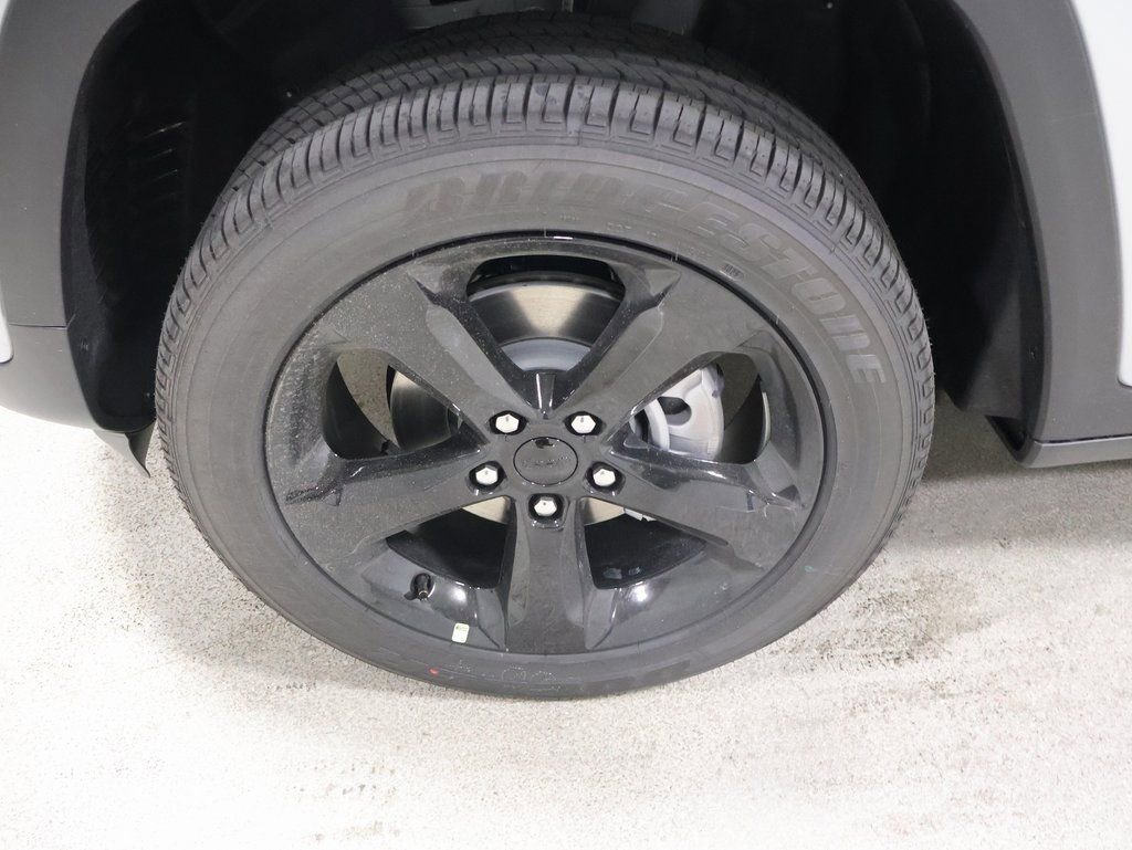 New 2025 Jeep Grand Cherokee Altitude image 8