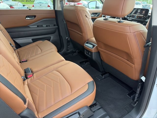 Used 2025 Nissan Pathfinder Platinum w/ Cargo Package AWD/4WD image 19